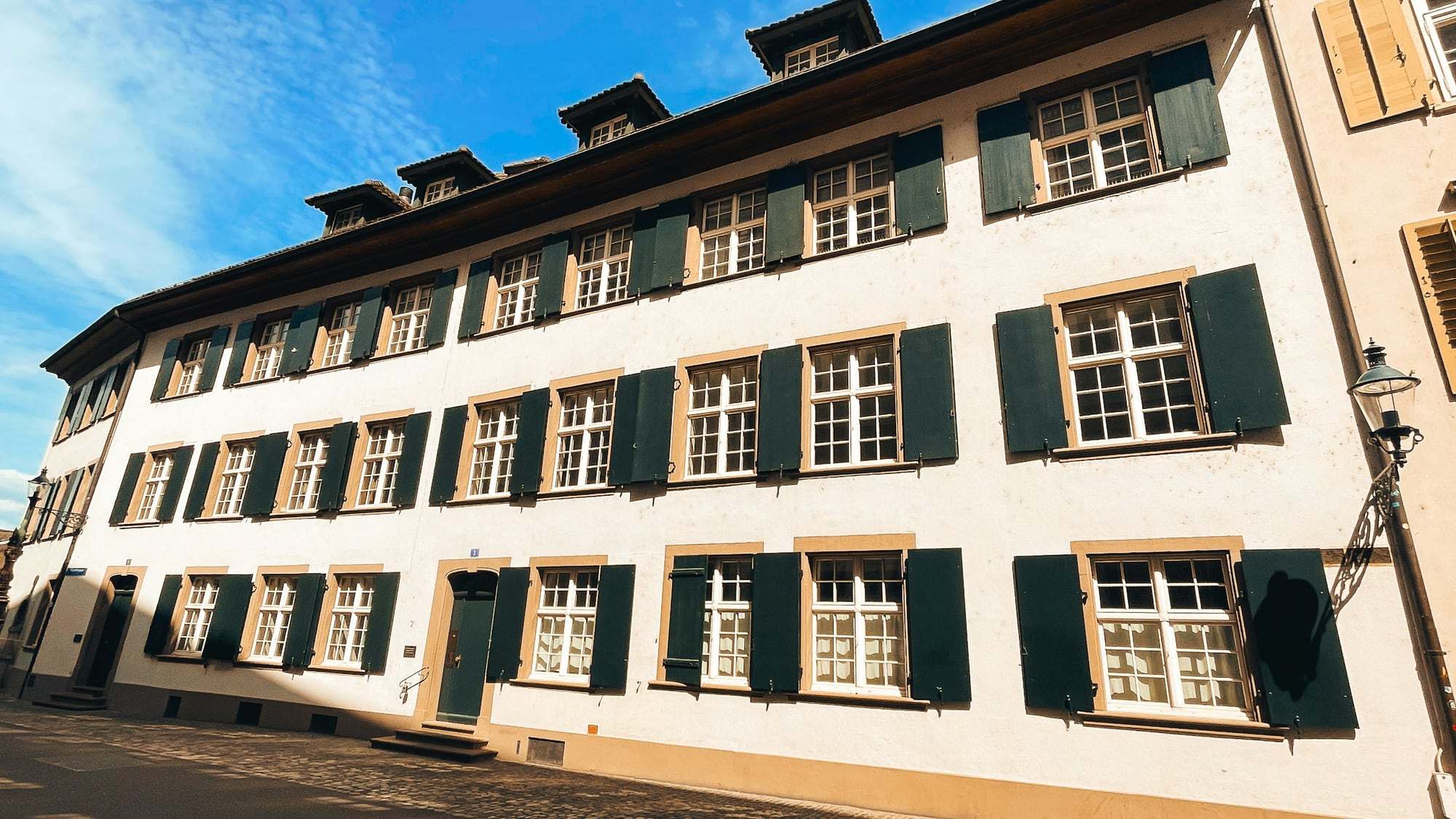 Façade d’un bâtiment ancien avec volets et lucarnes