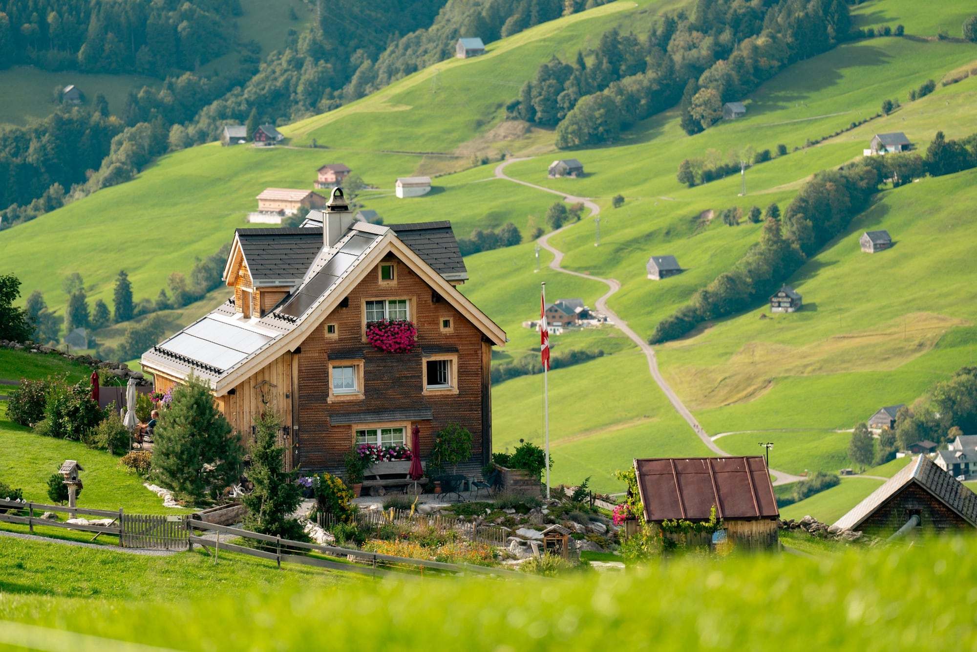 Maison en bois dans une prairie de montagne