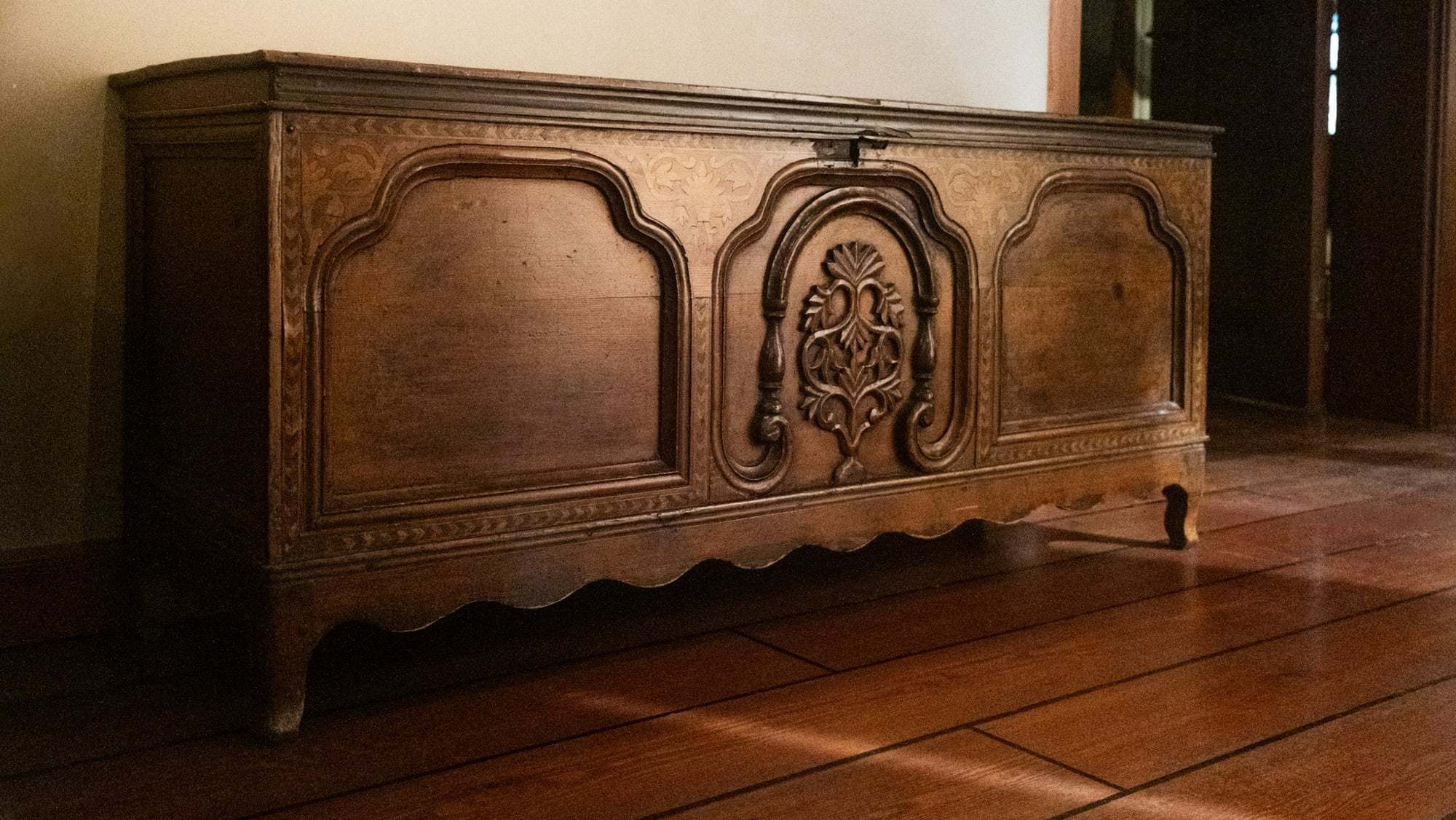 Vieux coffre en bois sculpté