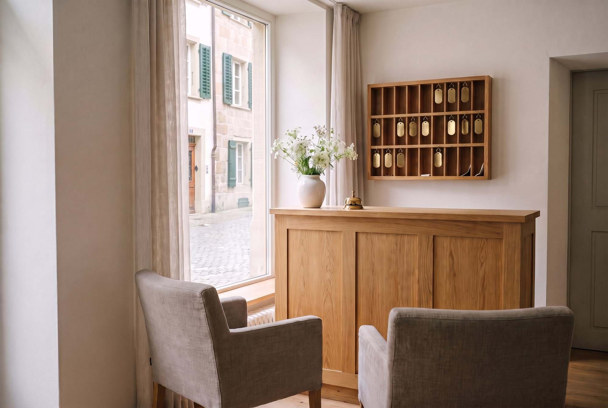 Réception tranquille d’un petit hôtel le matin
