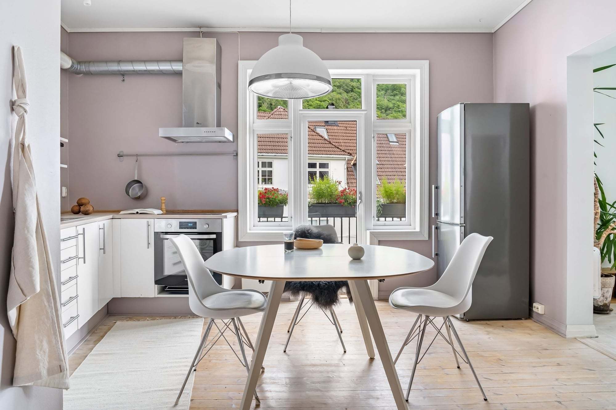 Cuisine claire avec table à manger près de la fenêtre