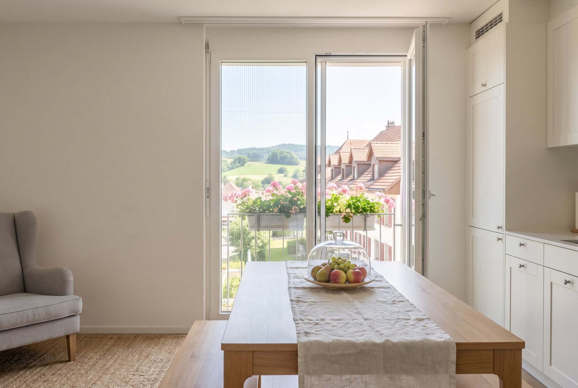 Cuisine ouverte avec grande fenêtre