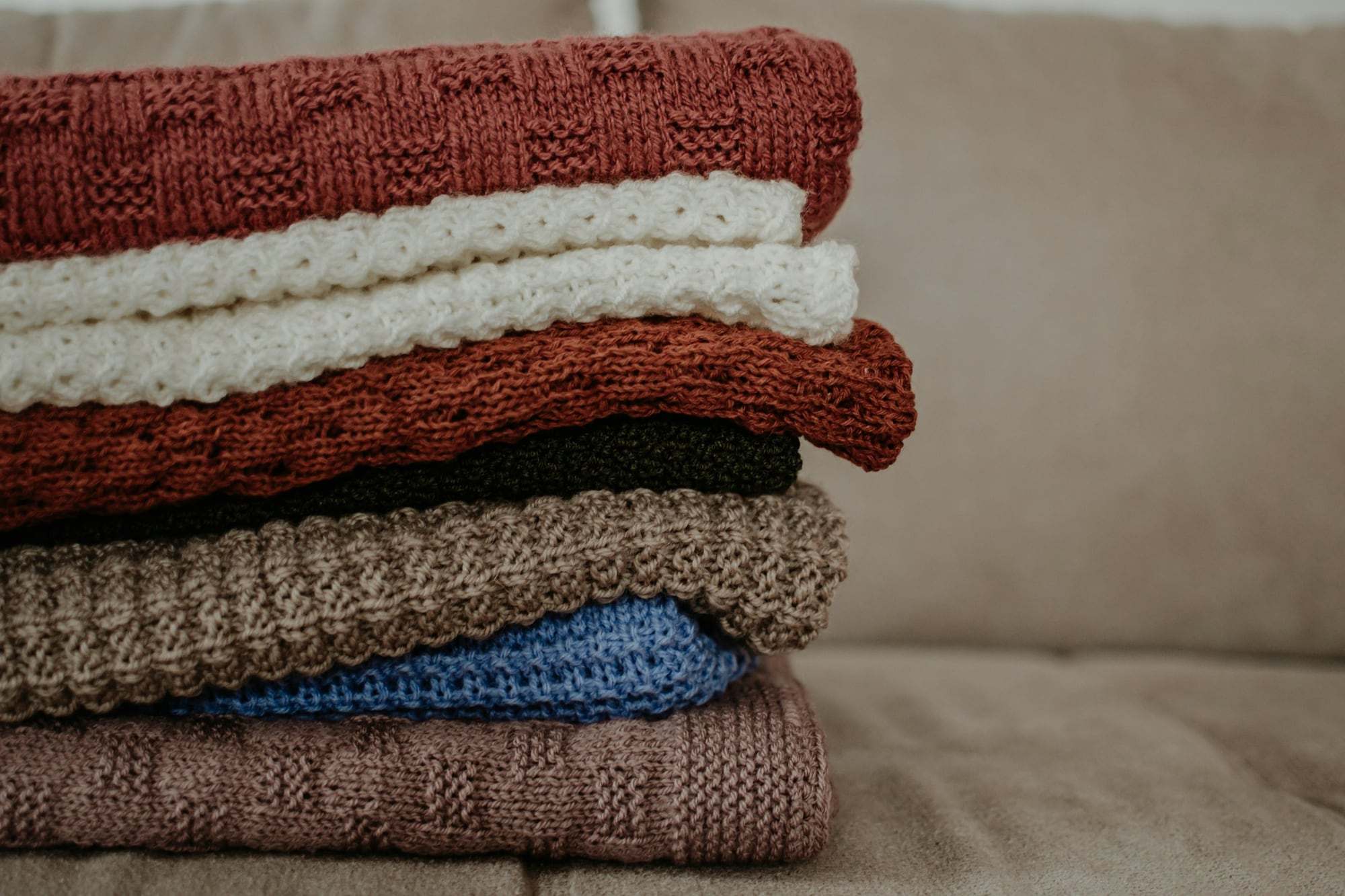 Pile de pulls en laine pliés