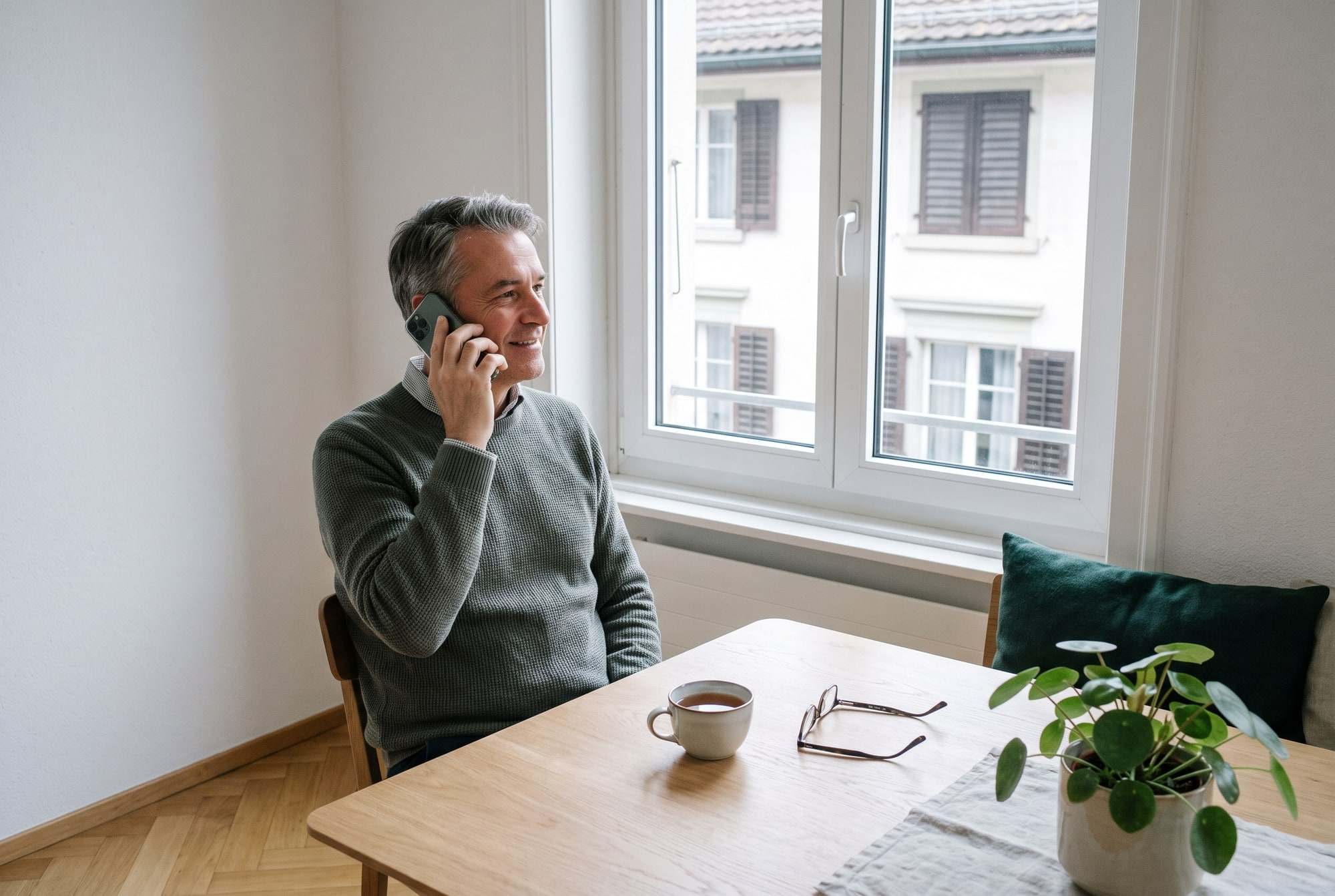 Homme au téléphone, calme, à la table de la salle à manger